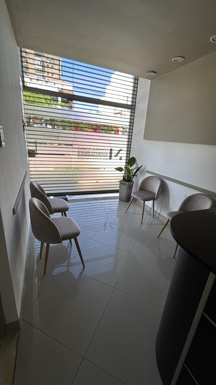 Sala de espera del consultorio con sillones cómodos